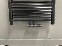 Thermrad Tone design onderblok 1/2" mat zwart met thermostaatknop, koppeling 16x2 en 15mm, rozet en afdekking tbv middenaansluiting.